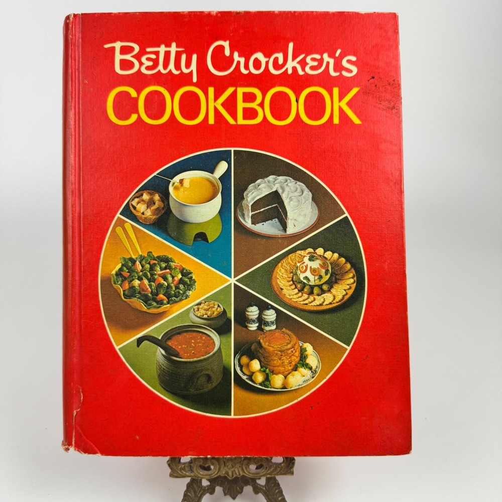 Vintage 1972 Betty Crocker's Cookbook Hardcover Golden Press Holiday red pie